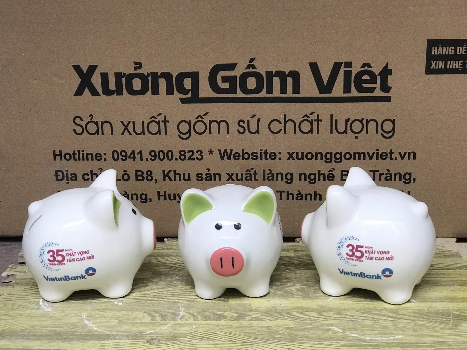 Mặt trước và hai mặt hông của mẫu tai xanh nhạt có nội dung in sẵn