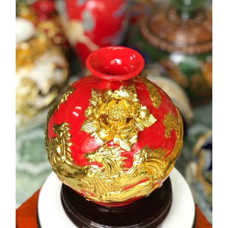 Nhìn từ trên thấy miệng bình men đỏ, hoa nổi và các dáng ngựa dát vàng