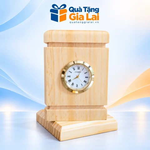 Kệ đồng hồ gỗ sáng với mặt số La Mã và đế vuông