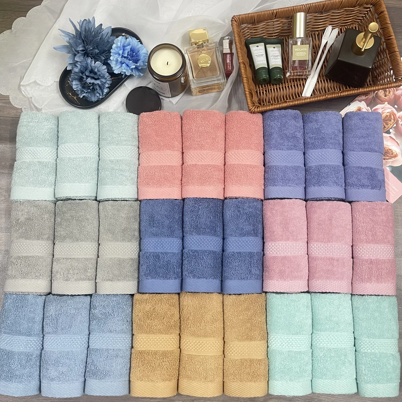 Các khăn cotton nhiều màu có dải biên vân nổi đặt cạnh nhau
