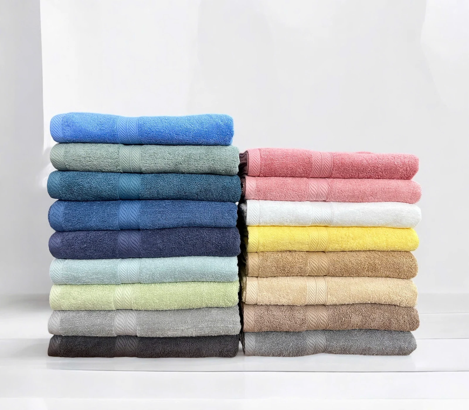 Hai chồng khăn cotton nhiều màu với dải biên dệt vân chéo