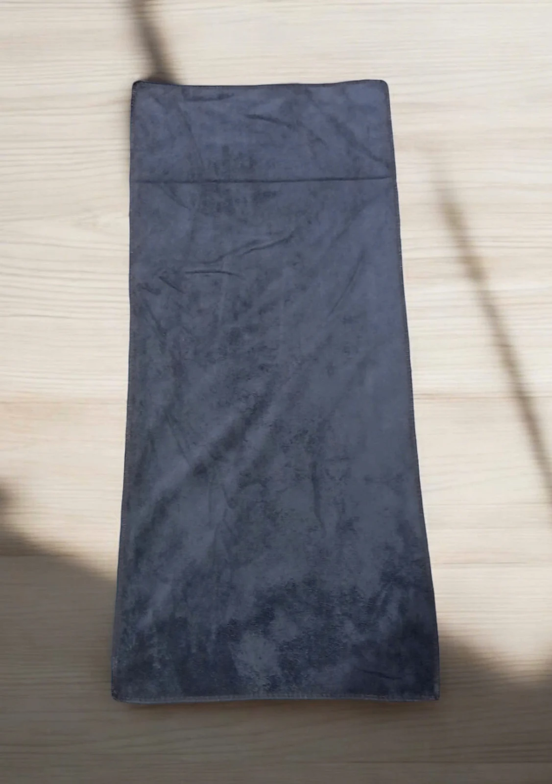 Khăn Microfiber xám dáng chữ nhật, đường viền quanh mép