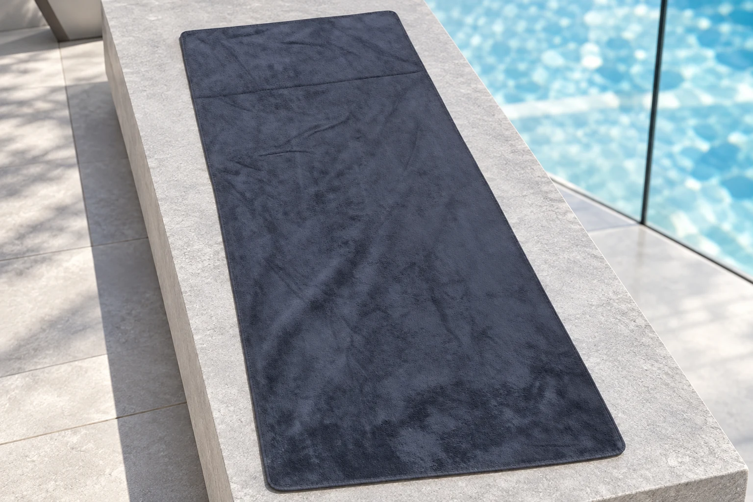 Khăn Microfiber màu xám trong không gian nghỉ sau khi vận động