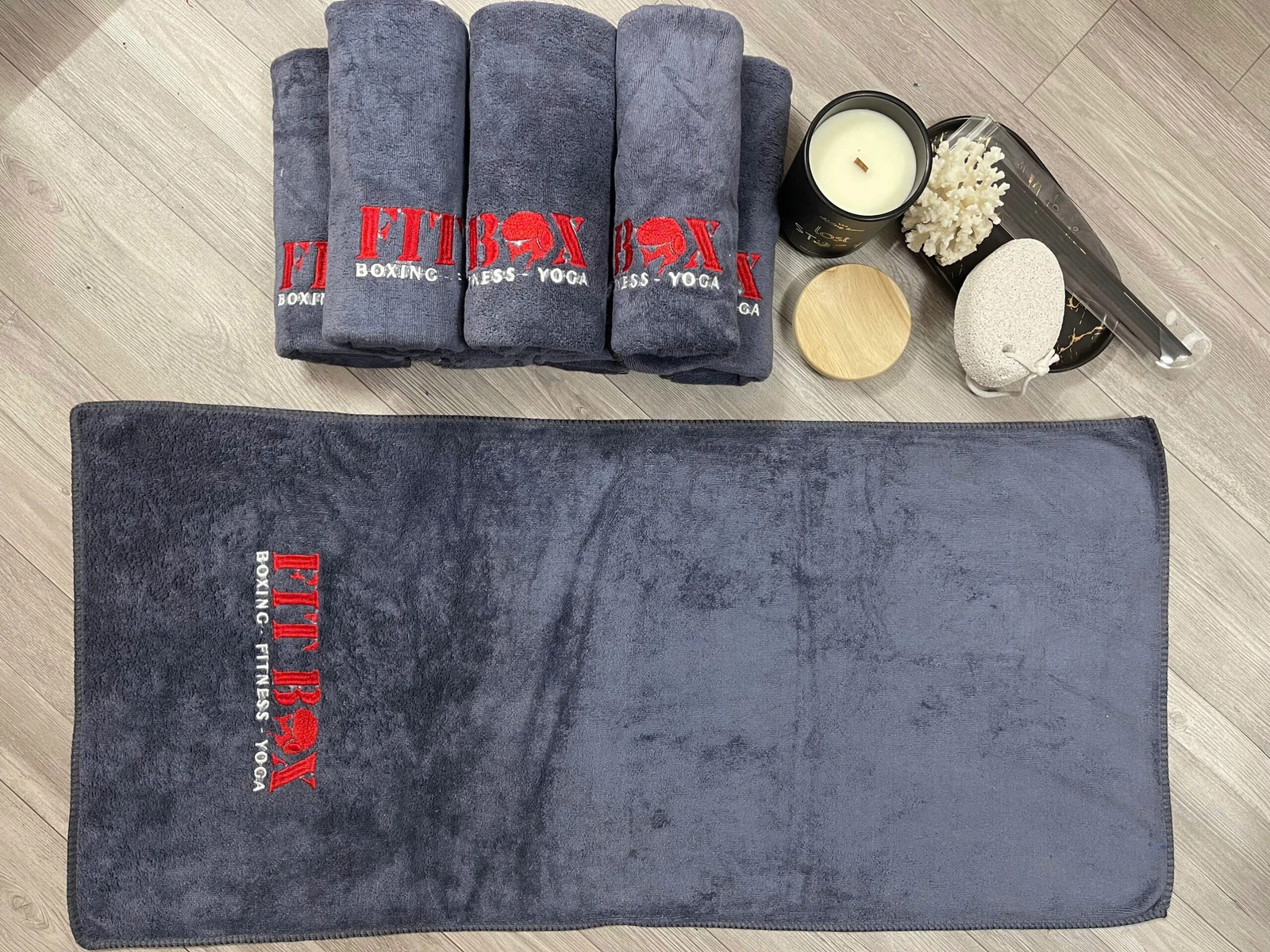 Các chiếc khăn xám với nội dung thêu màu