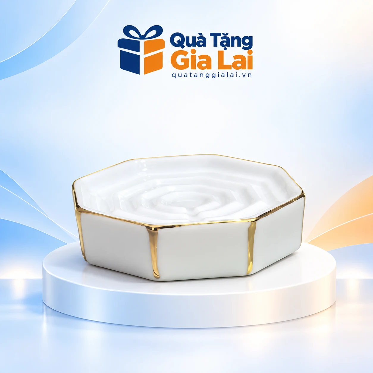 Khay xà phòng bát giác men trắng viền vàng, lòng có gờ trên nền Quà Tặng Gia Lai