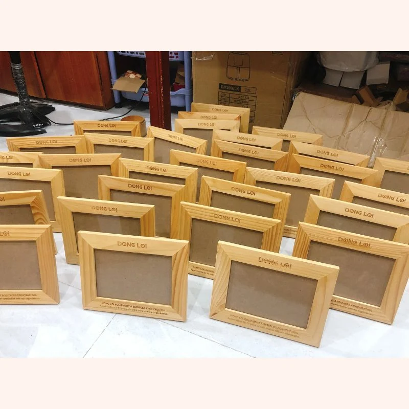 Các khung gỗ khắc tên Đồng Lợi