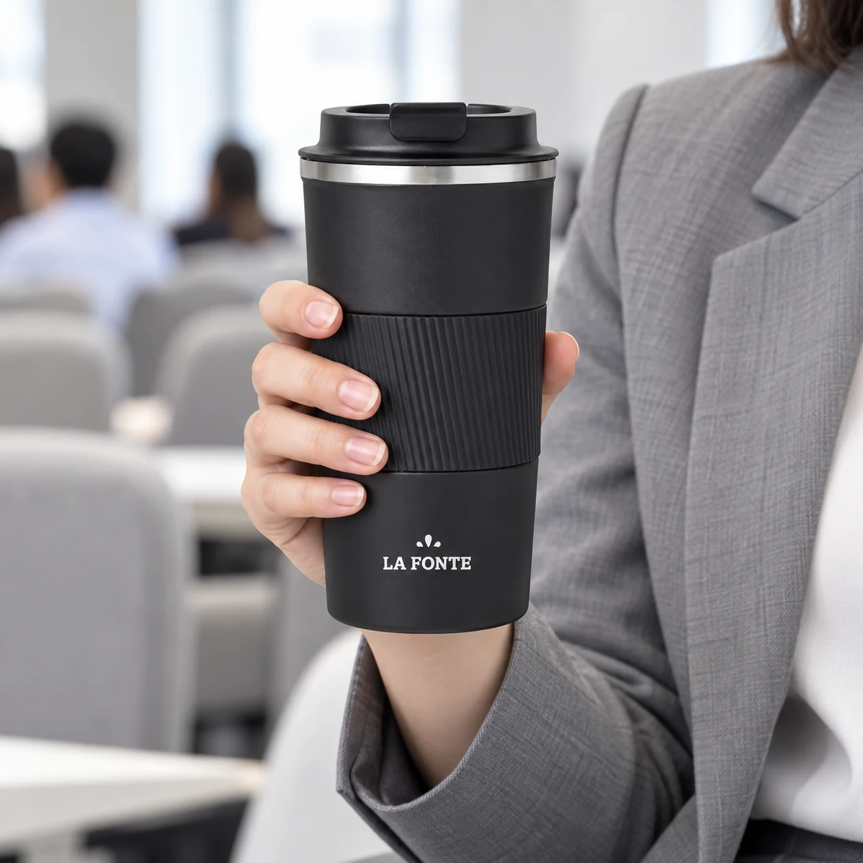 Cầm ly La Fonte đen ở phần gân giữa thân trong giờ nghỉ