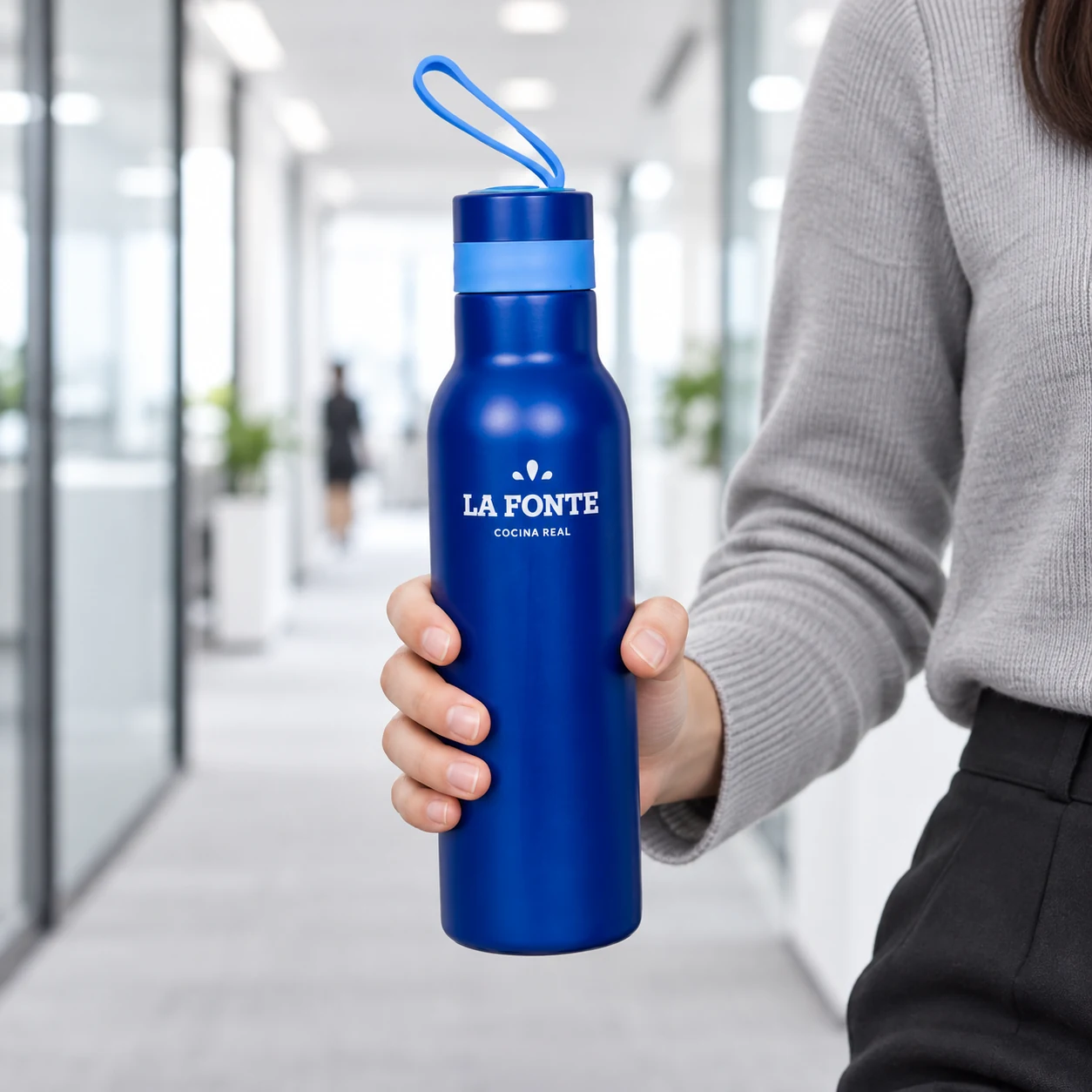 Cầm bình La Fonte 3000761 xanh khi đi tới văn phòng