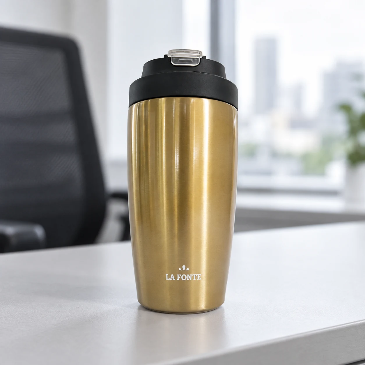 Bình La Fonte Gold 450 ml đặt trên bàn làm việc