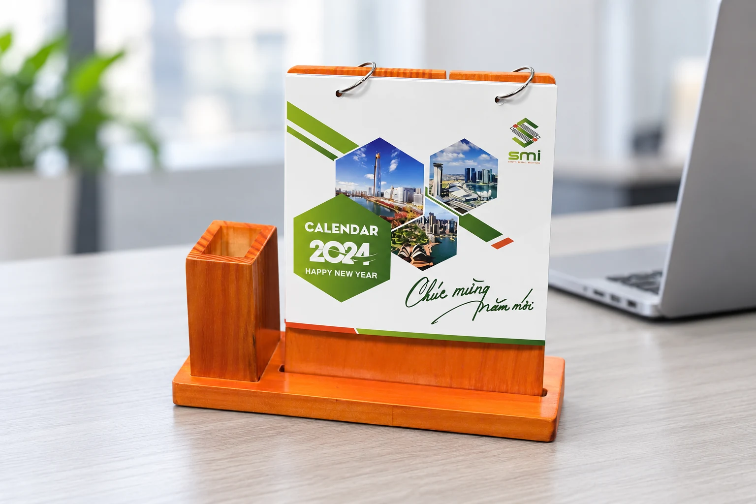 Lịch đế gỗ kèm ống bút đặt trên bàn làm việc