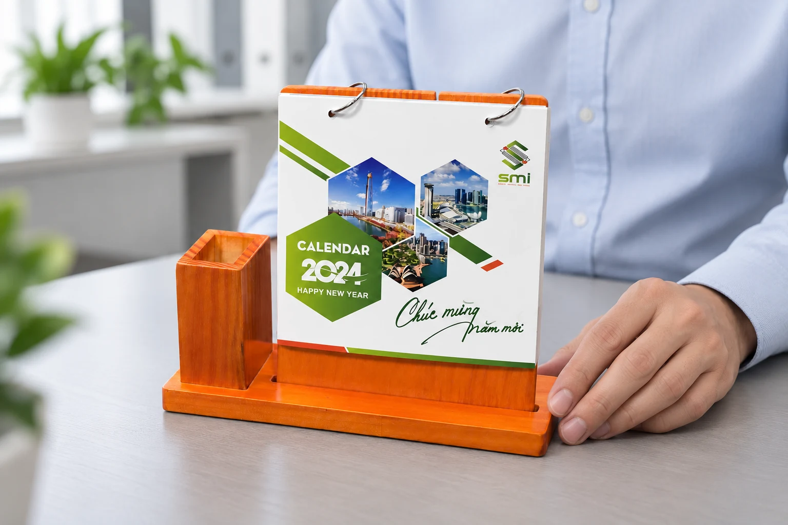 Người dùng đặt lịch đế gỗ tại góc làm việc