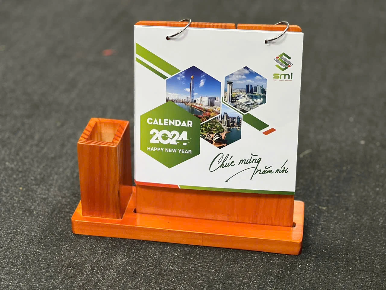 Lịch để bàn đế gỗ với bìa in logo SMI năm 2024