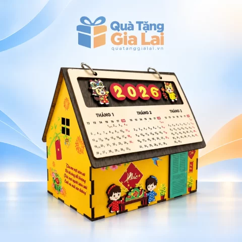 Lịch gỗ hình ngôi nhà màu vàng với họa tiết Tết