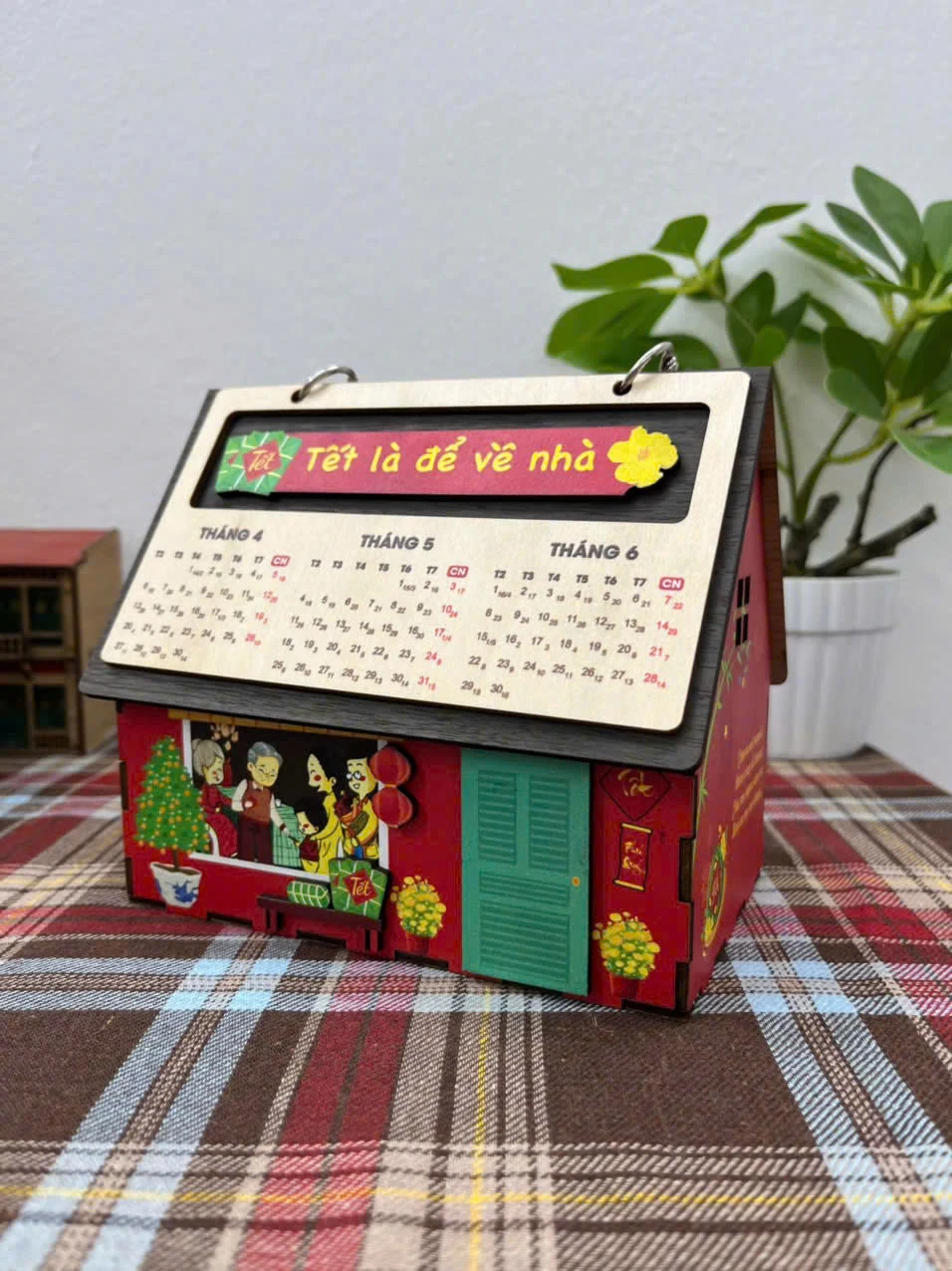 Lịch ngôi nhà đỏ với cảnh gia đình ngày Tết