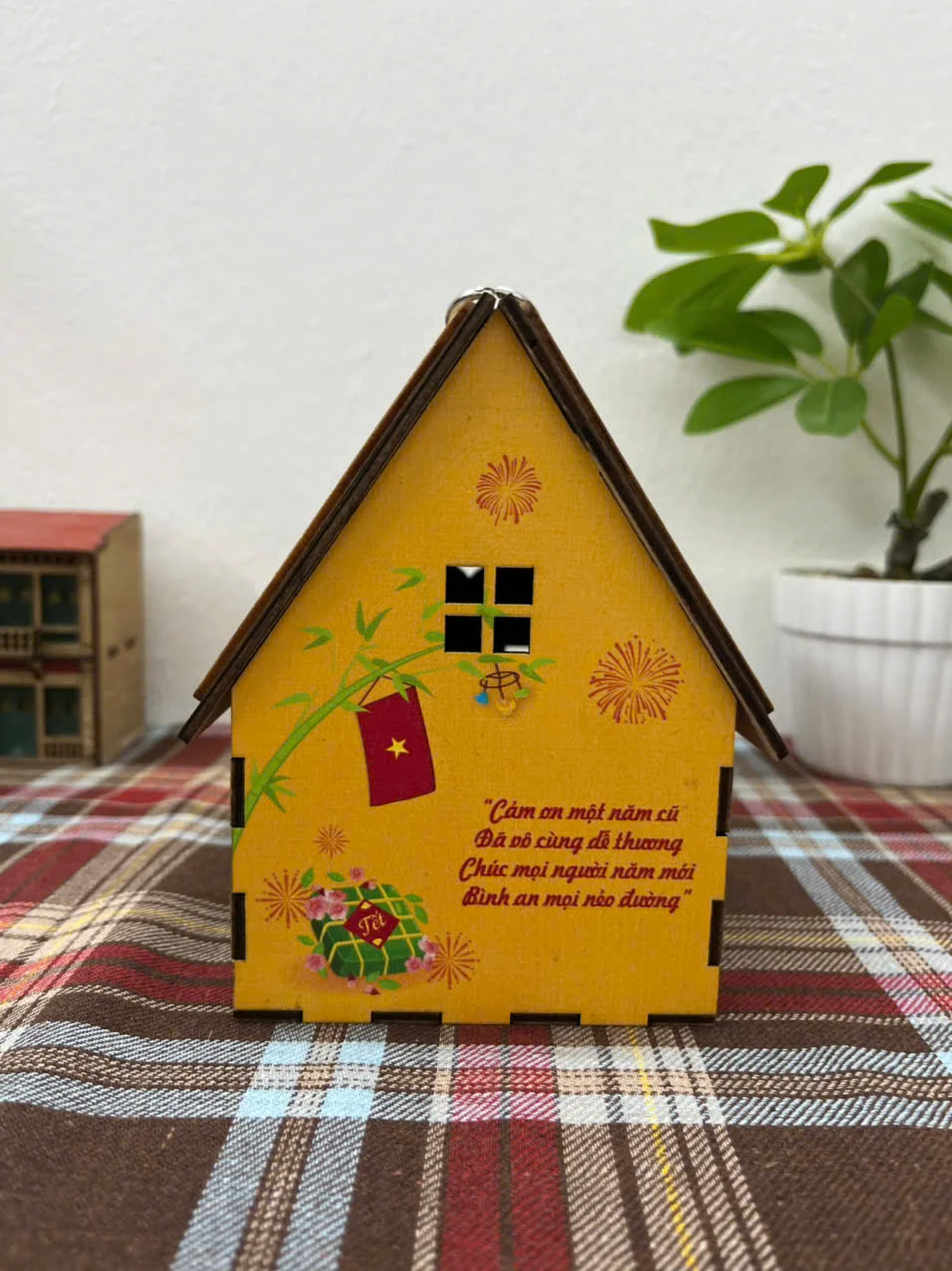 Mặt bên màu vàng có cành tre và cửa sổ