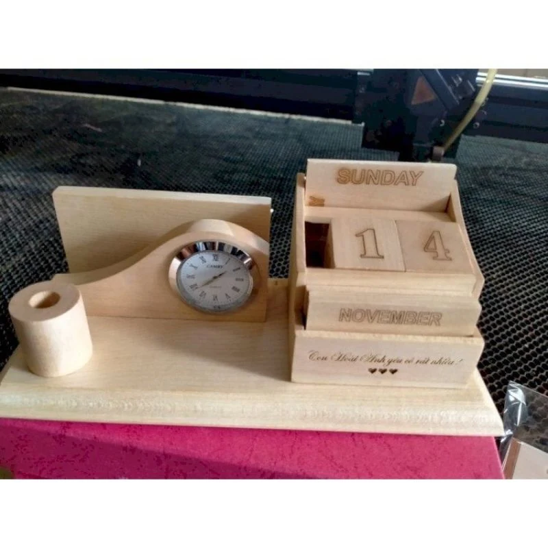 Lịch gỗ để bàn có lời gửi tặng ở phía trước