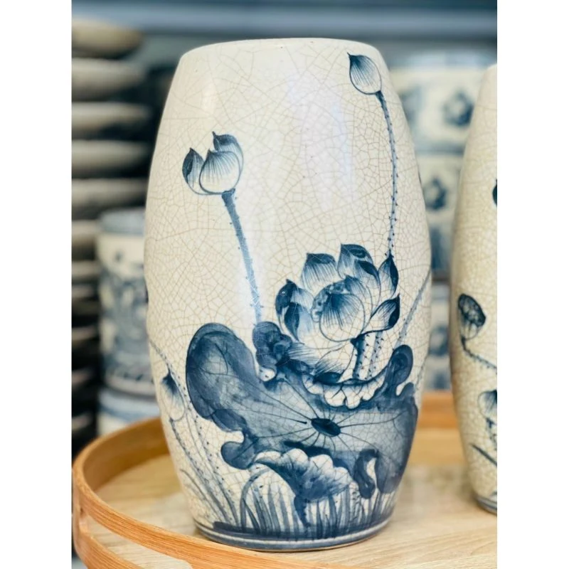 Cận họa tiết sen xanh trên lọ dáng bom H30