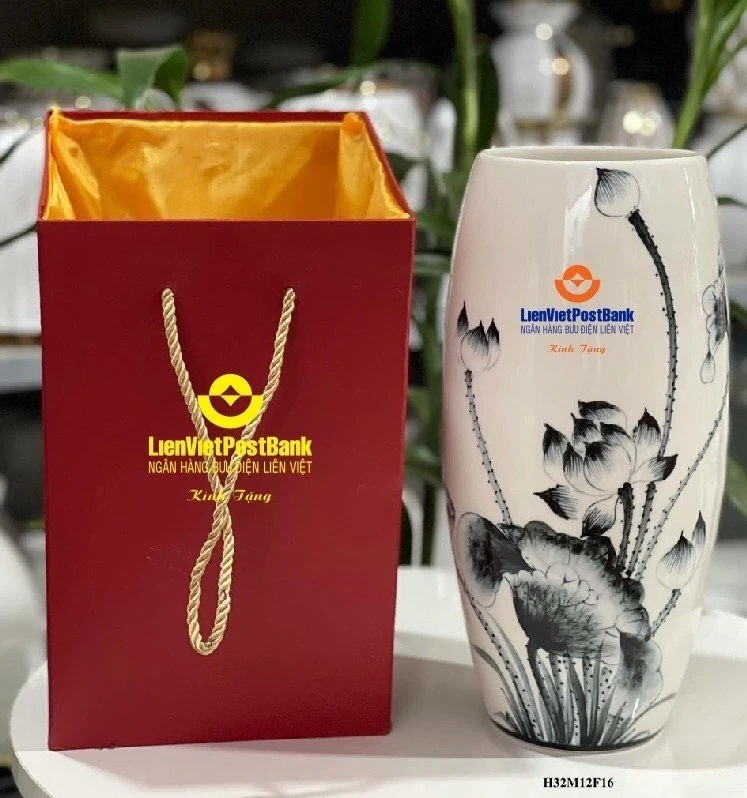 Lọ men trắng sen đen và hộp đỏ trong ảnh tham khảo