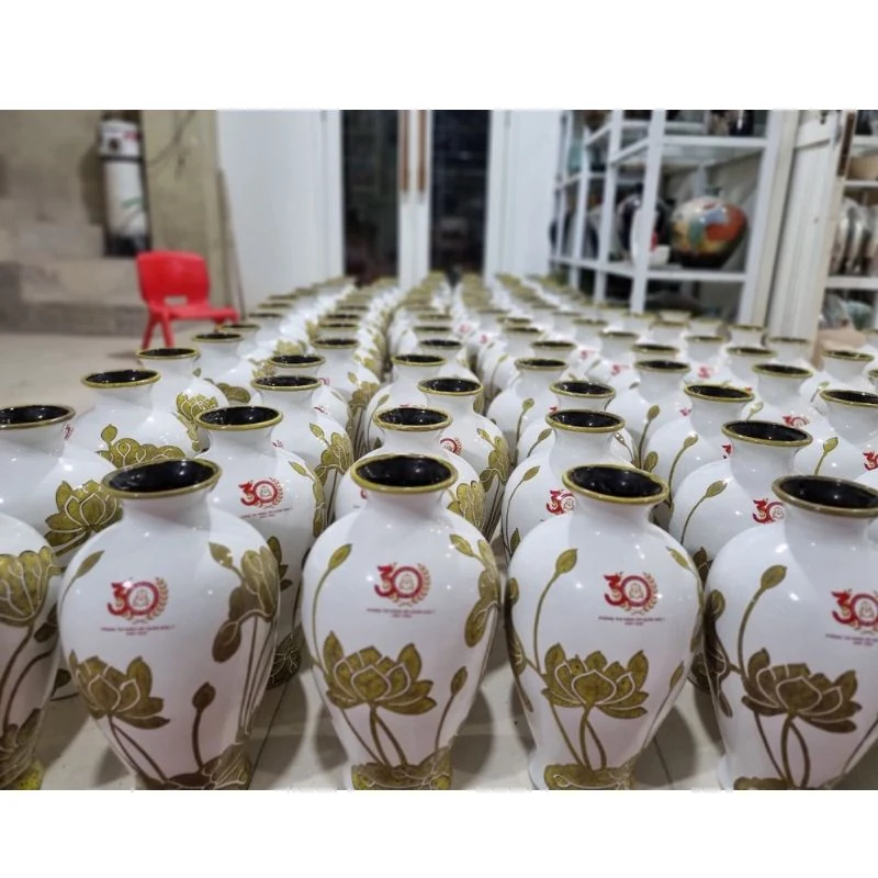 Những lọ cùng kiểu trang trí sen vàng trong ảnh tham khảo