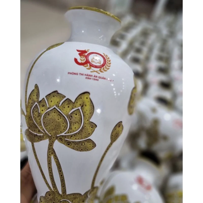 Chi tiết sen gấm vàng và nội dung tặng trong ảnh tham khảo
