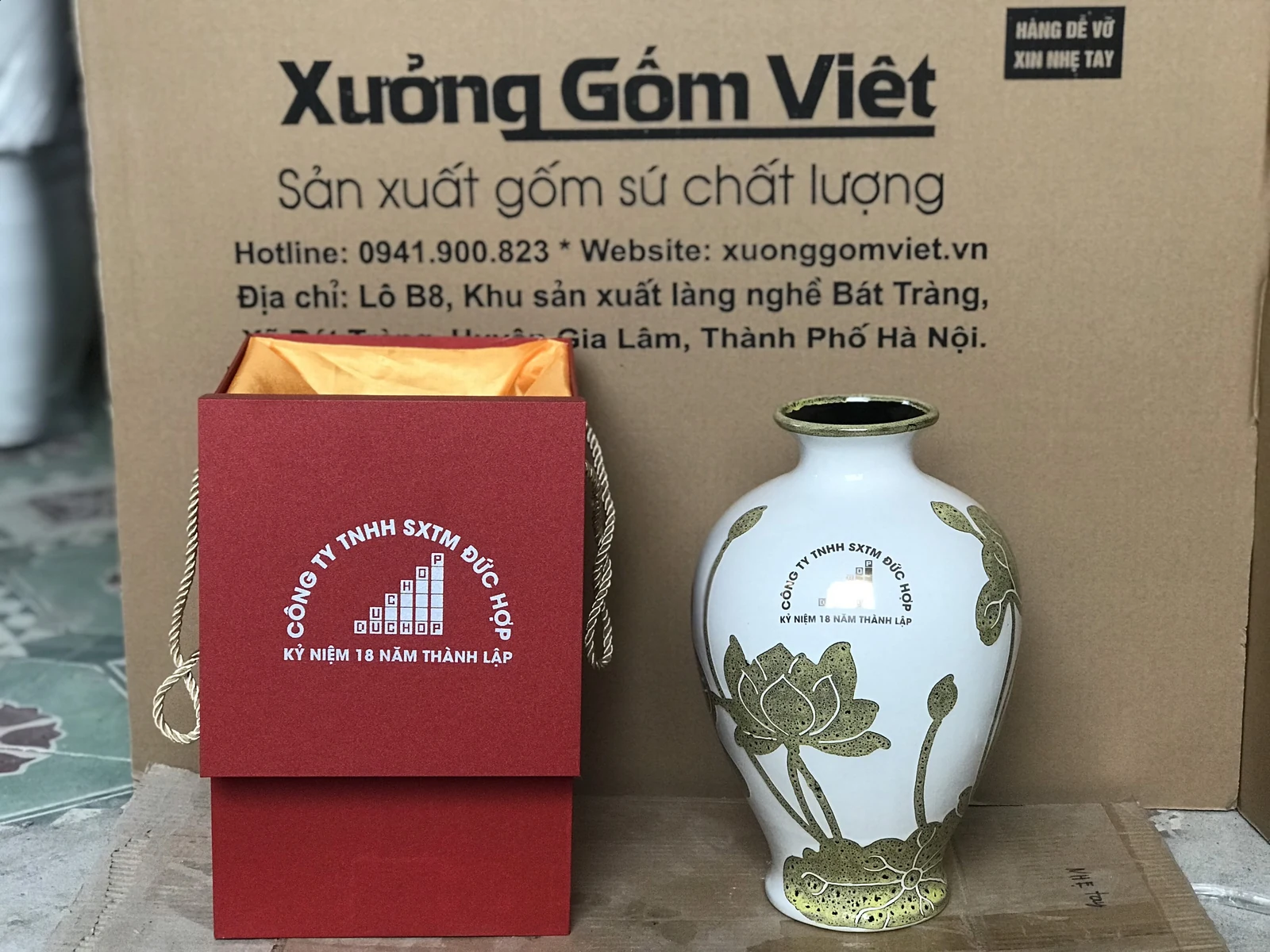 Lọ sen vàng cùng hộp đỏ trong ảnh tham khảo