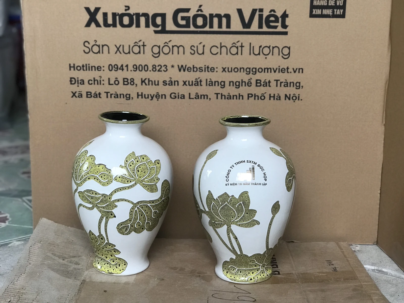 Hai góc họa tiết sen vàng trên mẫu lọ trắng