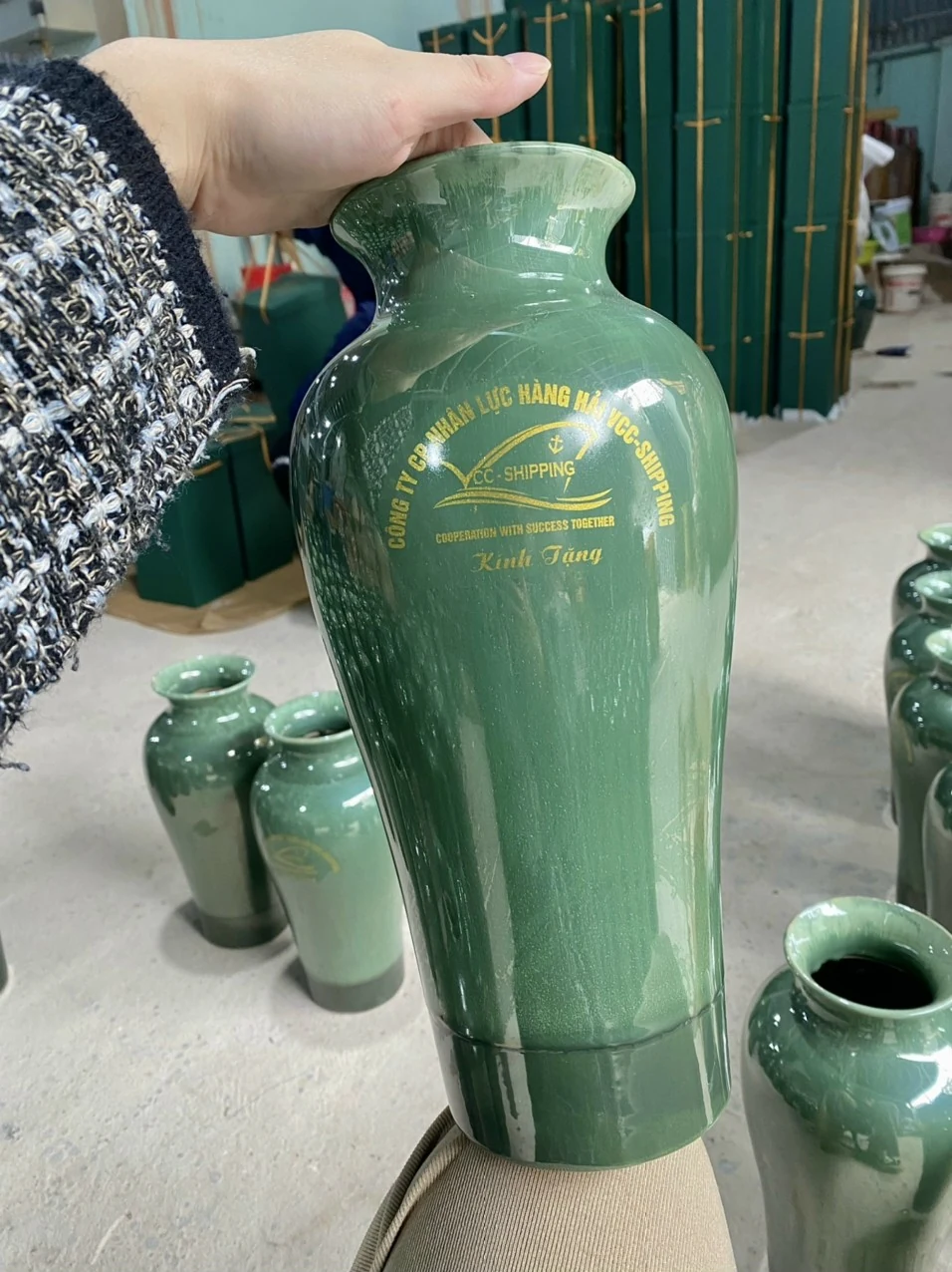 Lọ xanh với logo và lời tặng trong ảnh tham khảo