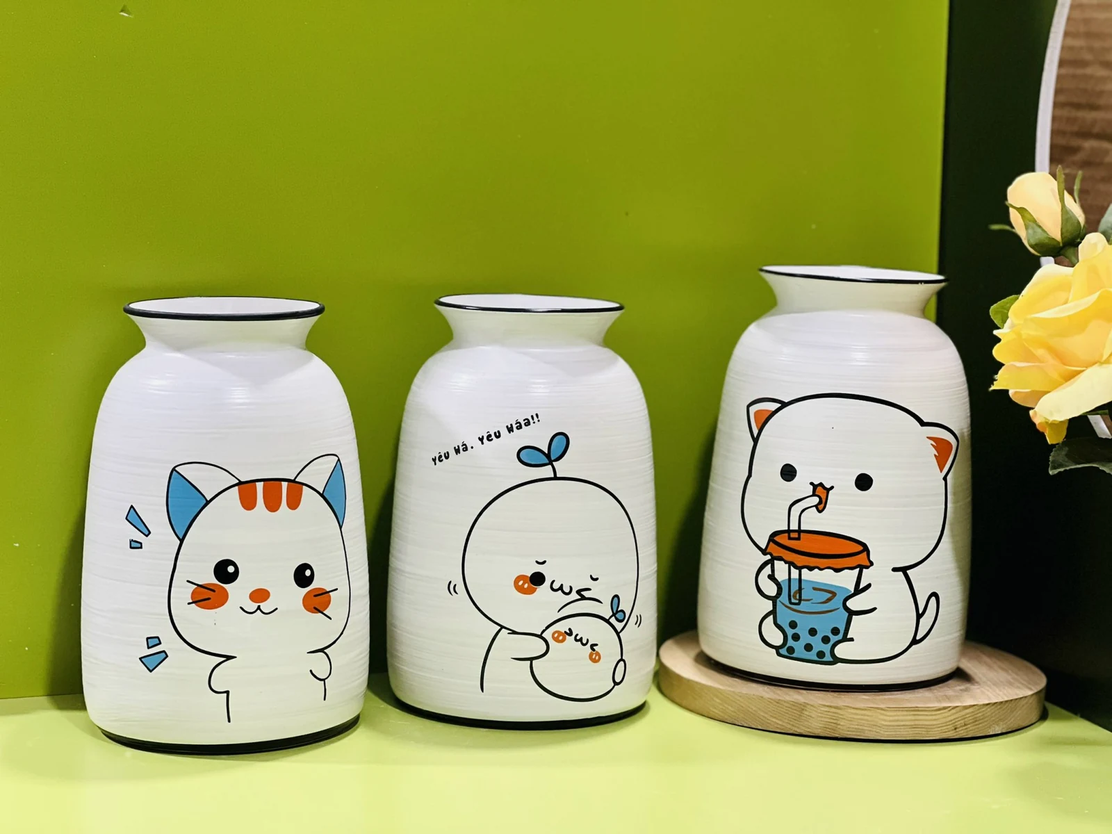 Lọ mèo tai xanh và hai hình nhân vật khác trên nền trắng