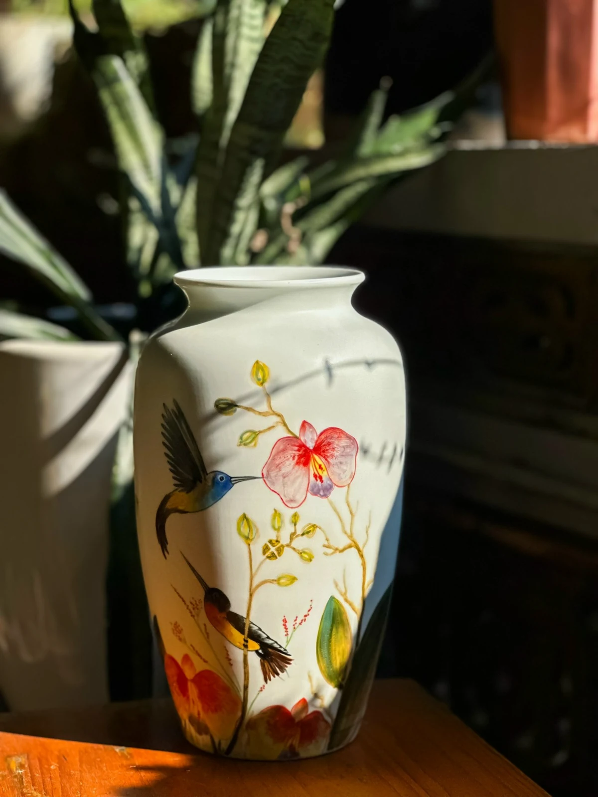 Dáng vai, miệng và phần hoa ở chân lọ H29-02