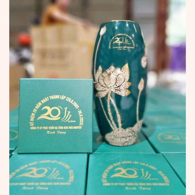 Mẫu lọ H31 sen vàng với hộp xanh có nội dung kỷ niệm