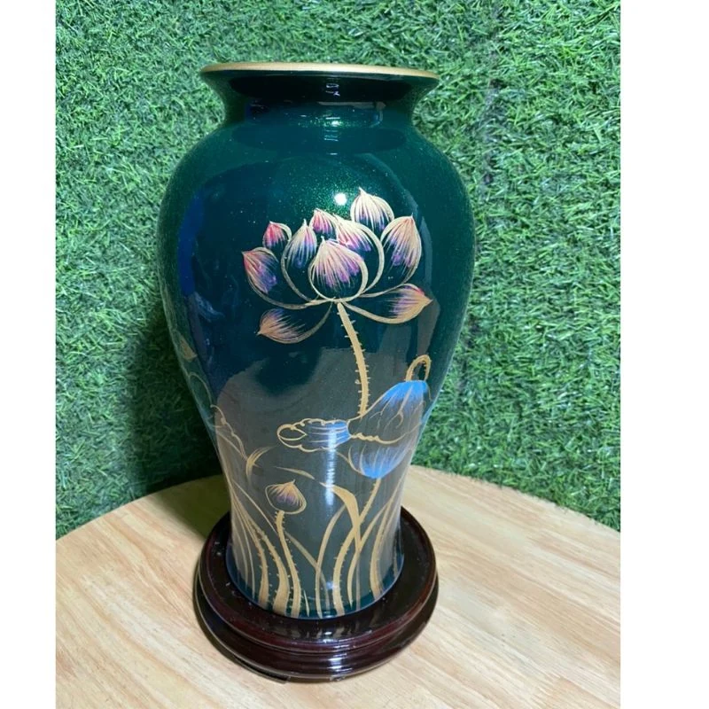Lọ hoa sơn mài xanh đậm họa tiết sen hồng tím và lá xanh