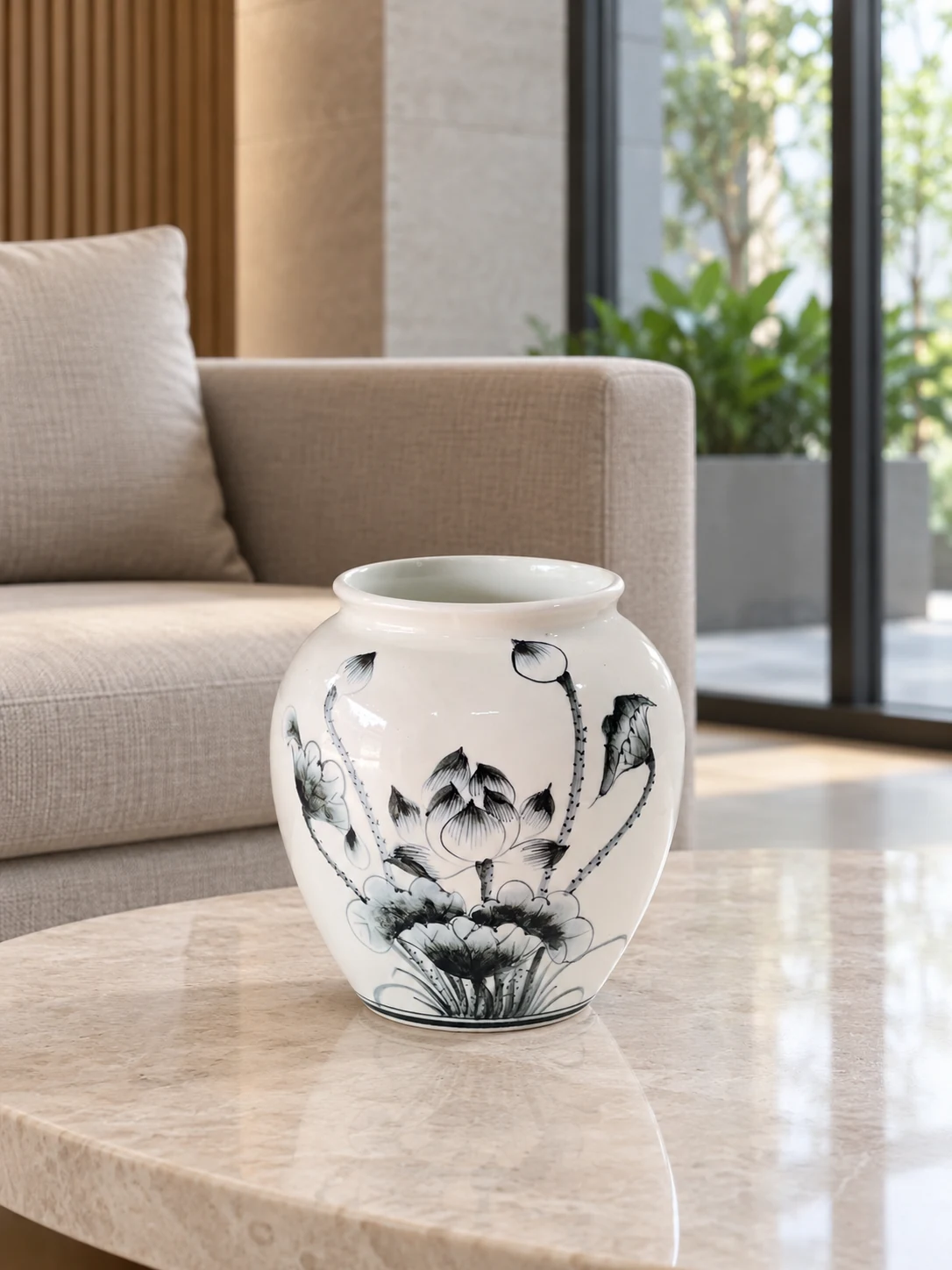 Lọ sen đen men trắng đặt trên bàn trong góc tiếp khách