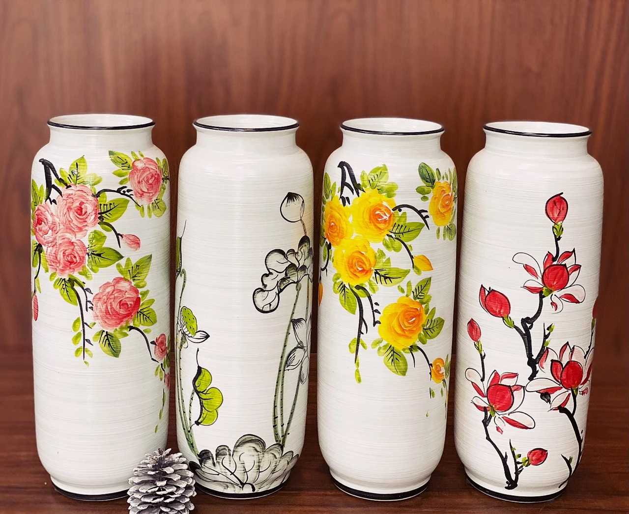 Bốn họa tiết trên lọ trụ ống, bản hoa đỏ ở bên phải
