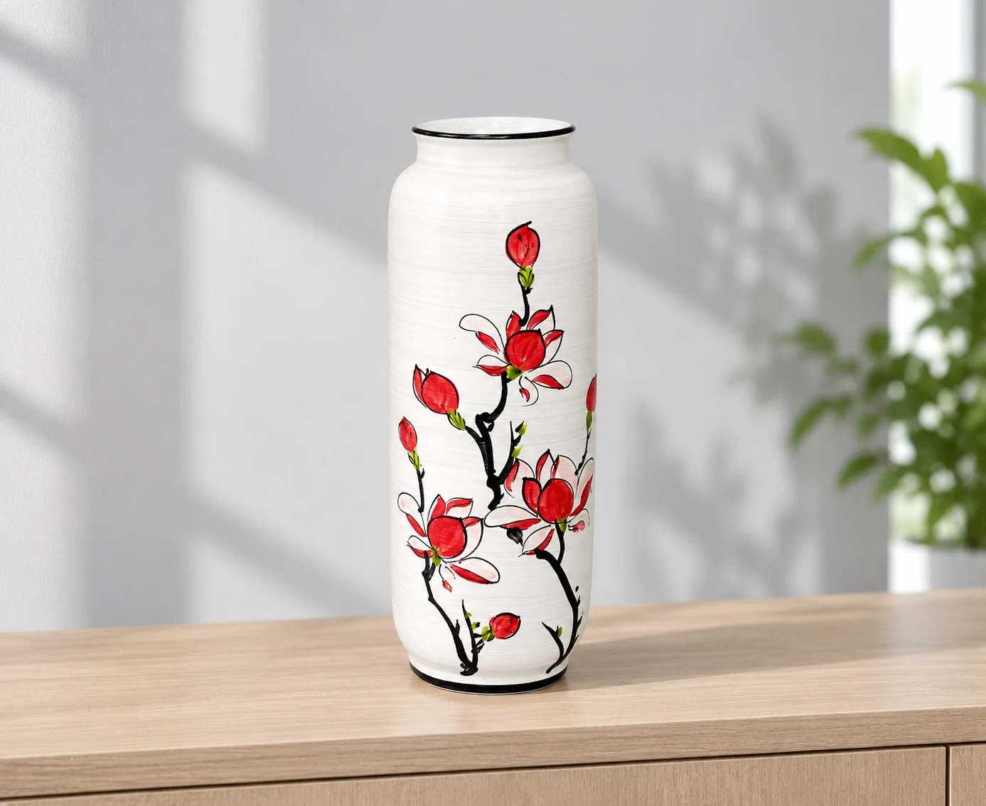 Lọ trụ ống hoa đỏ đặt trên tủ thấp trong góc tiếp khách