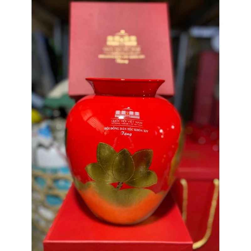 Mặt trước lọ H23 đỏ cam với sen vàng và nội dung tặng