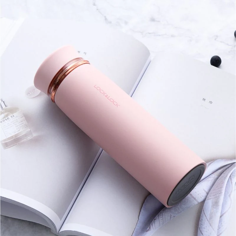 Bình LocknLock LHC4131 hồng đặt trên sách mở