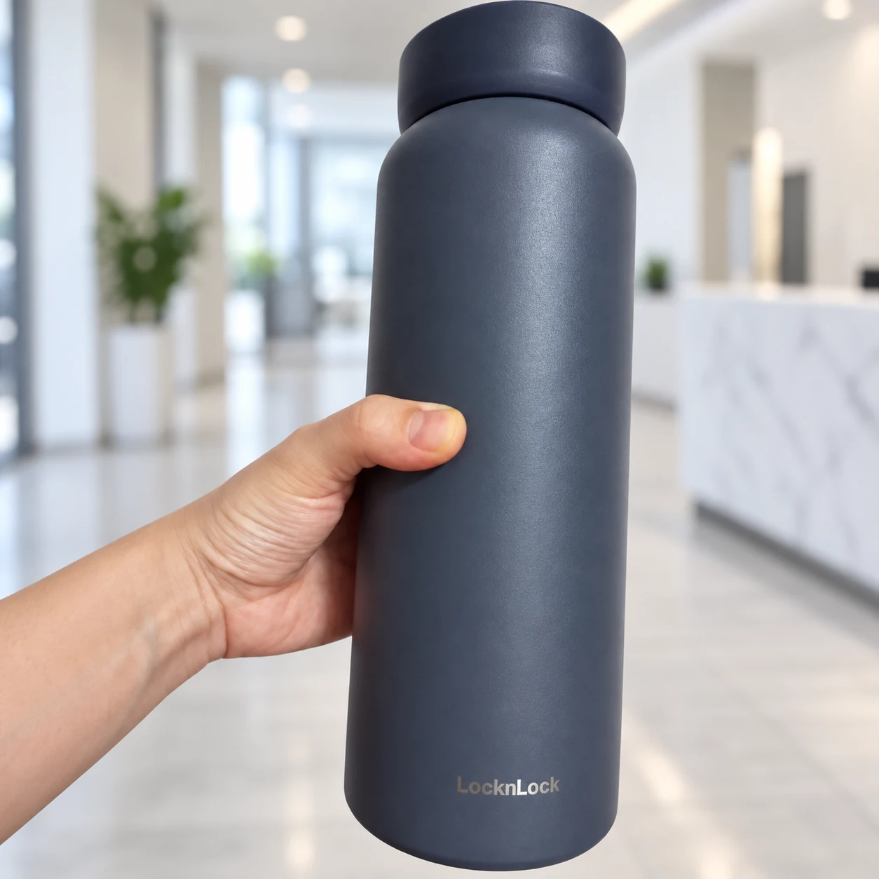 Cầm thân bình LocknLock Jumbo navy 900 ml tại nơi làm việc