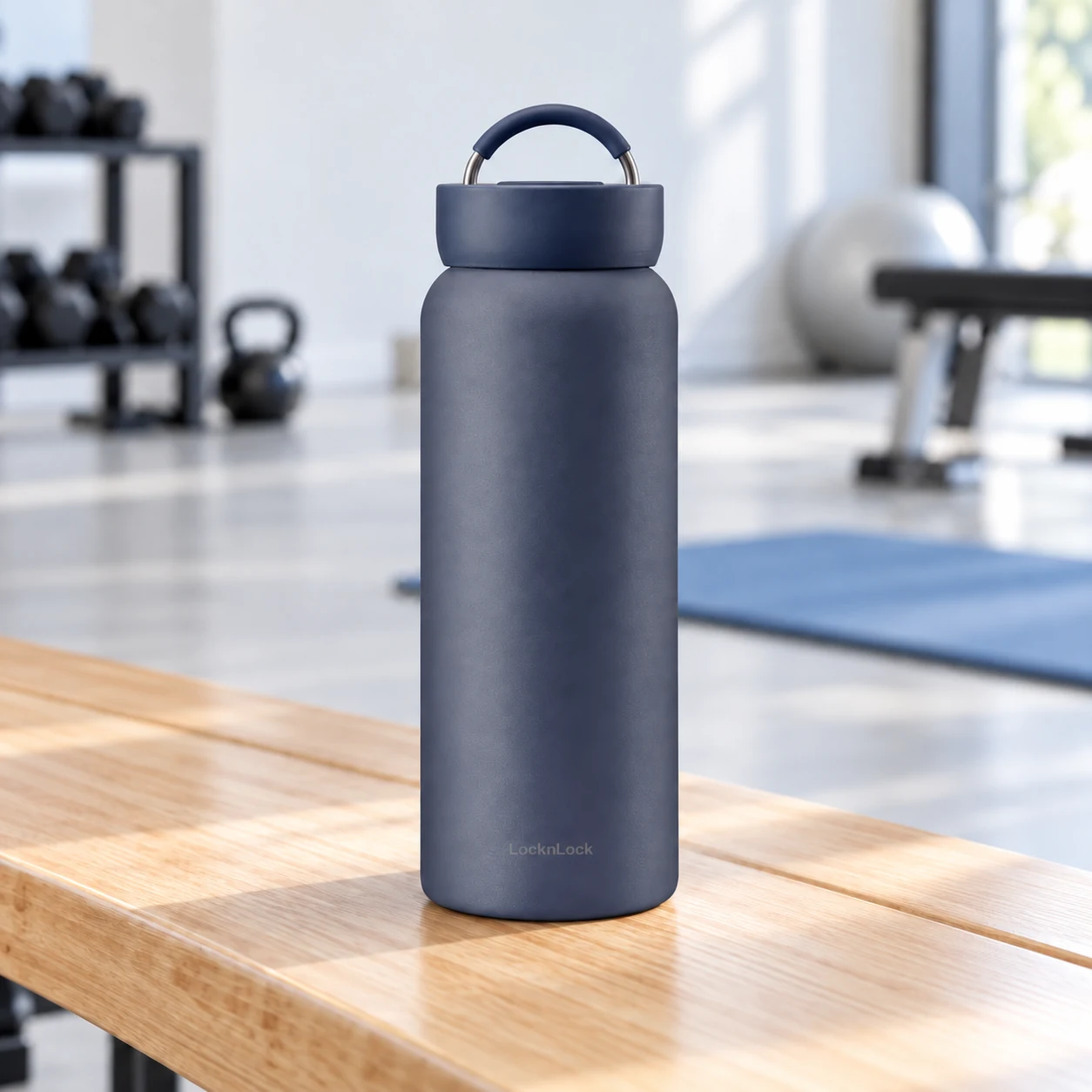 Bình LocknLock Jumbo navy 900 ml trên ghế gỗ trong phòng tập sáng