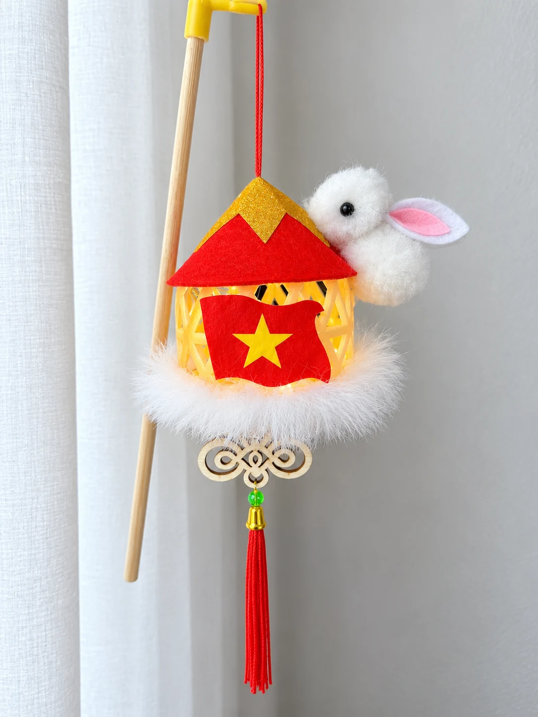 Mẫu thỏ bám nón có ánh đèn qua thân thoáng trong không gian sáng trung tính