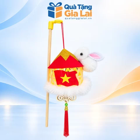 Lồng đèn nón đỏ sao vàng có thỏ trắng, viền lông trắng, cần gỗ và tua đỏ