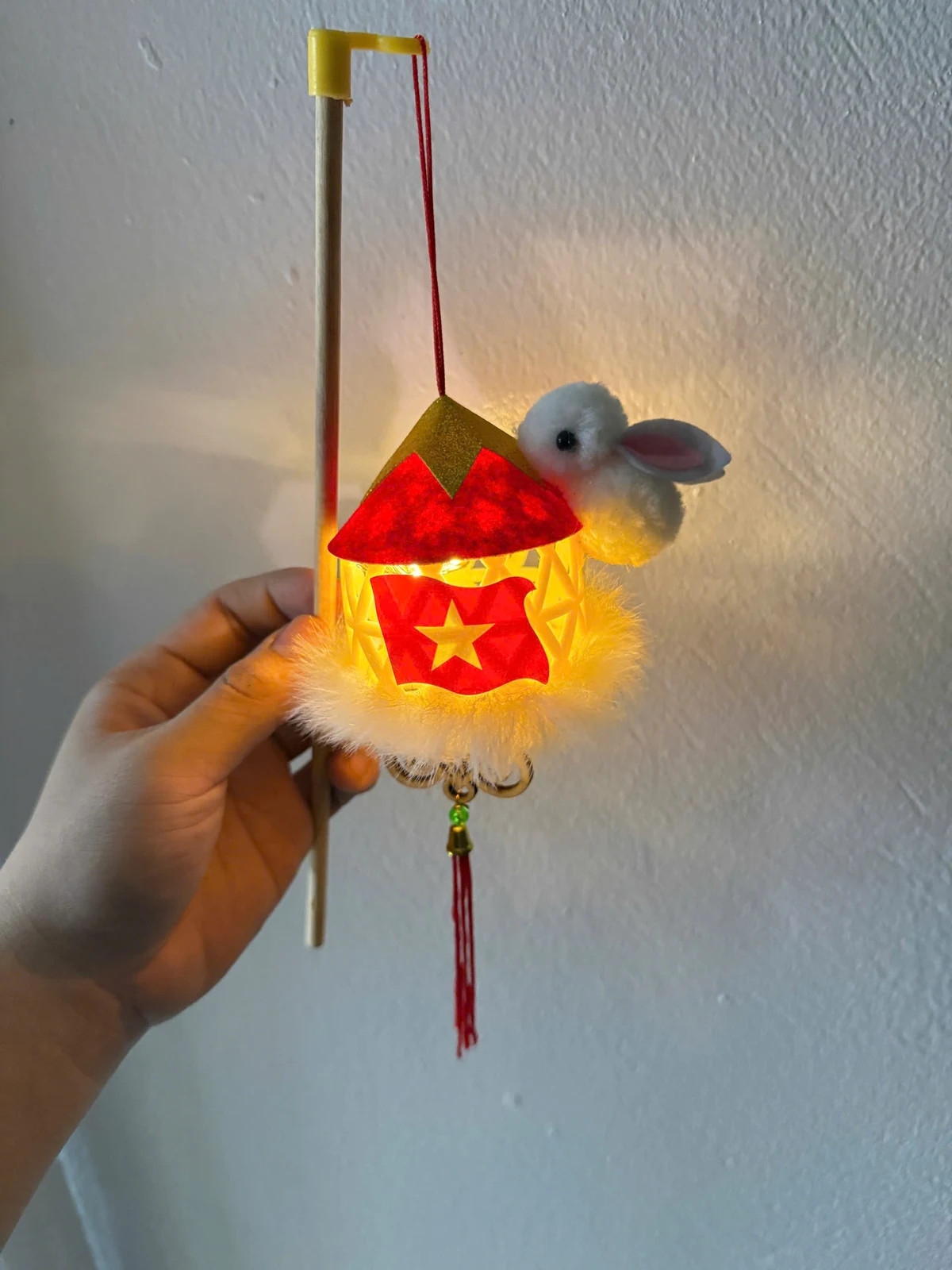 Mẫu thỏ bám nón bật đèn, giữ nguyên viền trắng và tua đỏ
