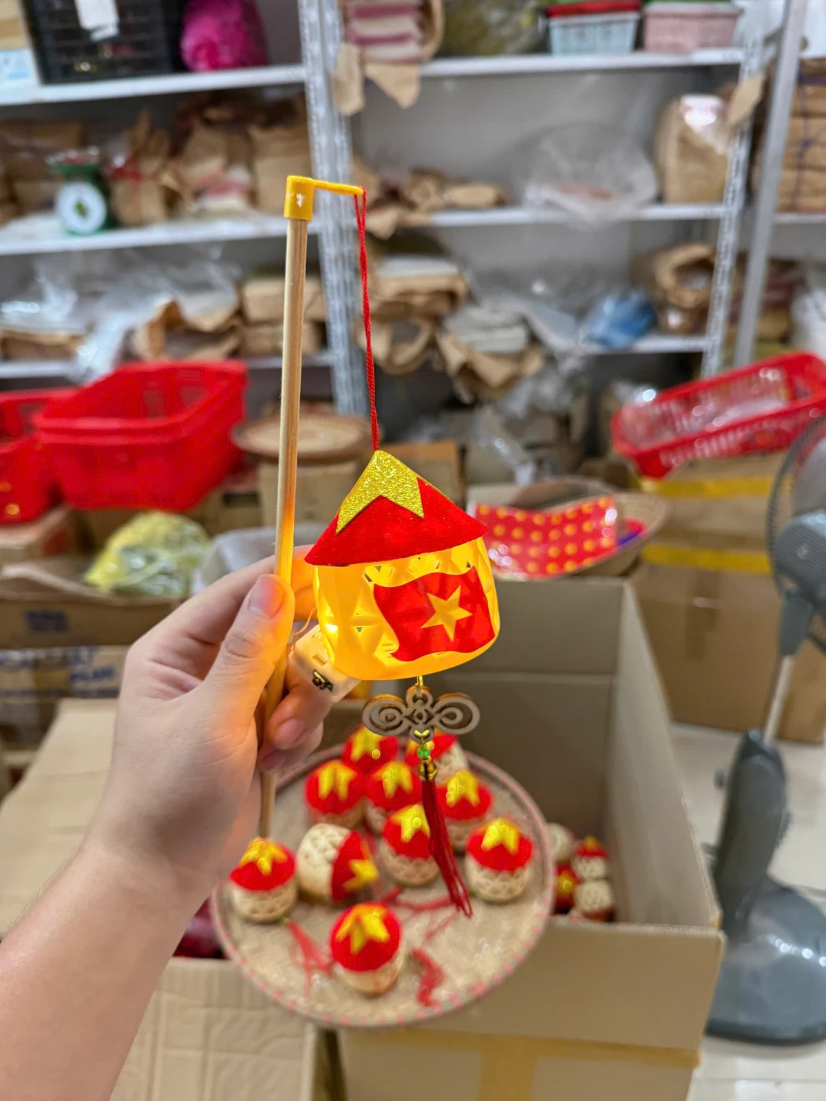 Góc cầm kiểu nón đơn không có thỏ và viền lông trắng
