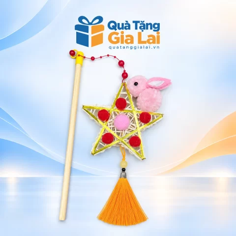 Lồng đèn thỏ hồng trên sao khung đan viền vàng, tua cam và cần gỗ