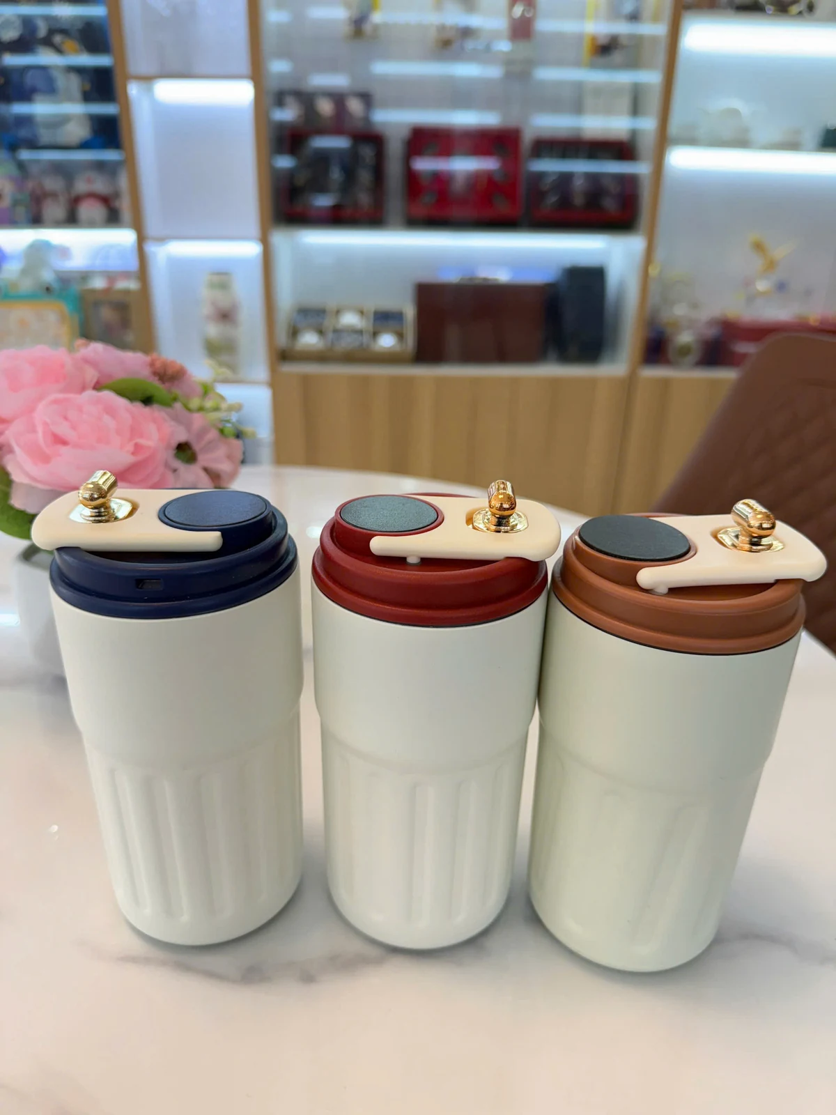 Ly 410ml nắp xanh đậm, đỏ và nâu đặt cạnh nhau