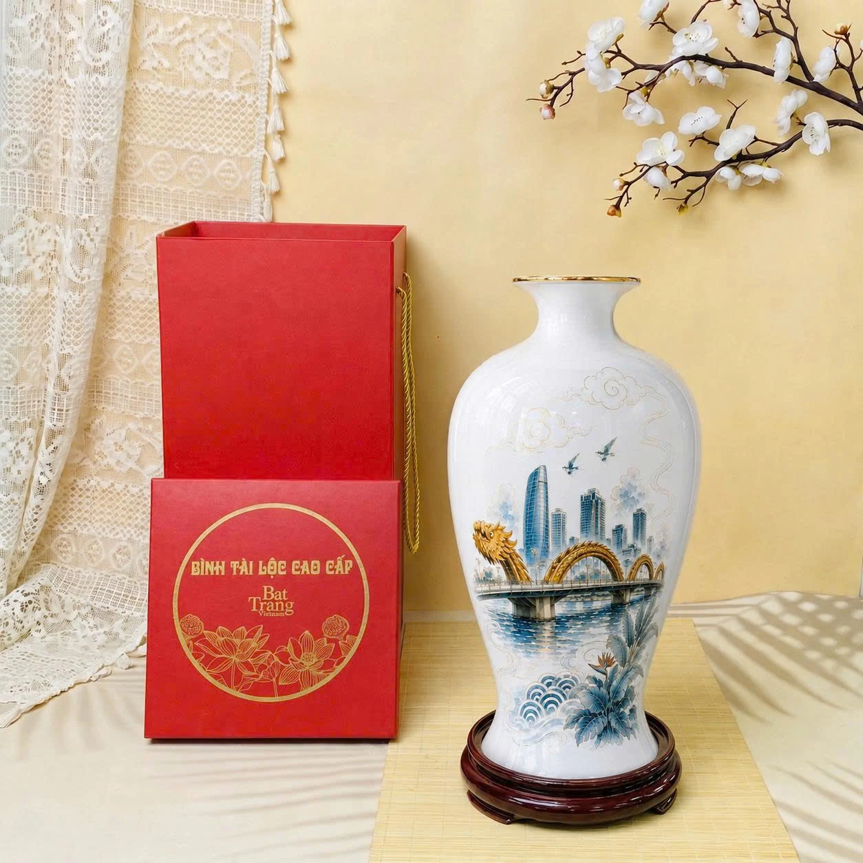 Mai bình trắng cảnh Cầu Rồng và hộp đỏ với nắp rời