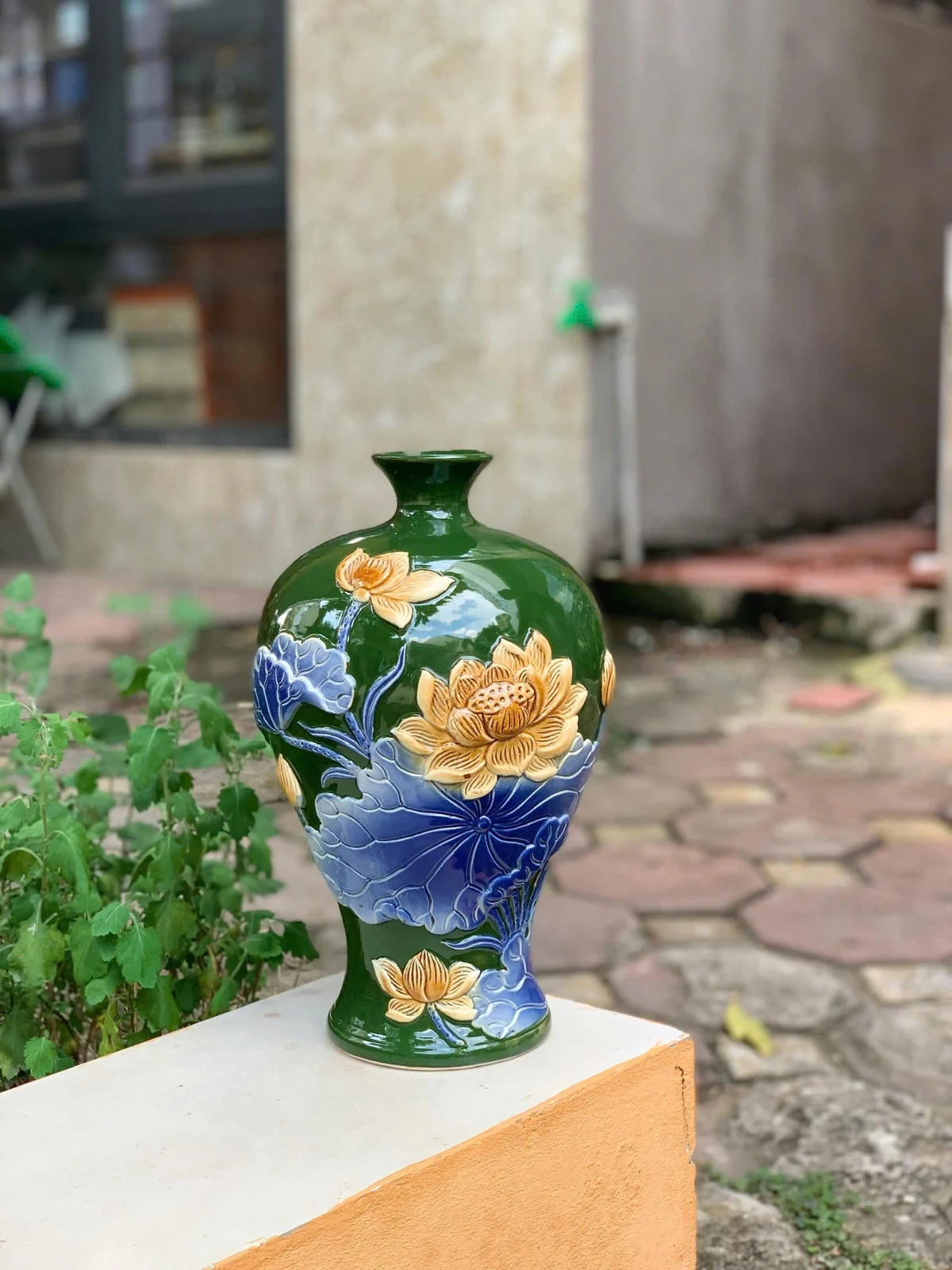 Mai bình sen nổi H35 men xanh lá nhìn từ mặt có bông sen lớn