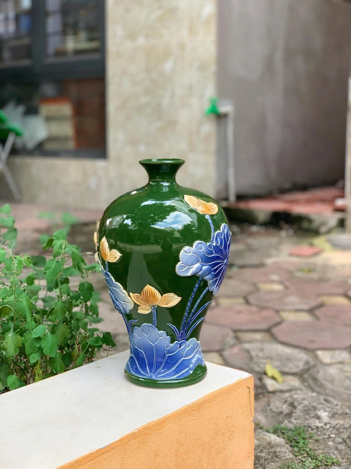 Góc bên mai bình sen H35 men xanh lá, thấy các cuống và búp sen