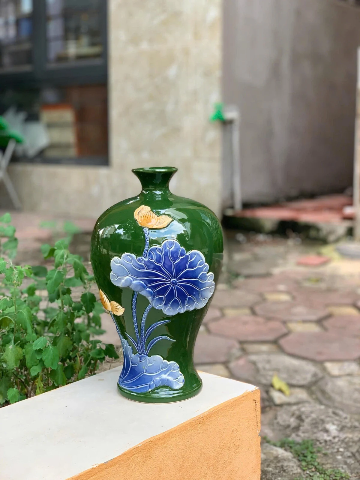 Mặt có lá sen lớn trên mai bình H35 men xanh lá