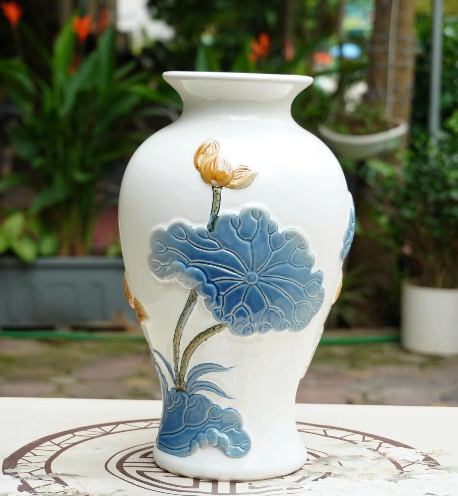 Mặt sau bình đùi dế sen H34 men trắng với búp hoa và lá xanh có gân