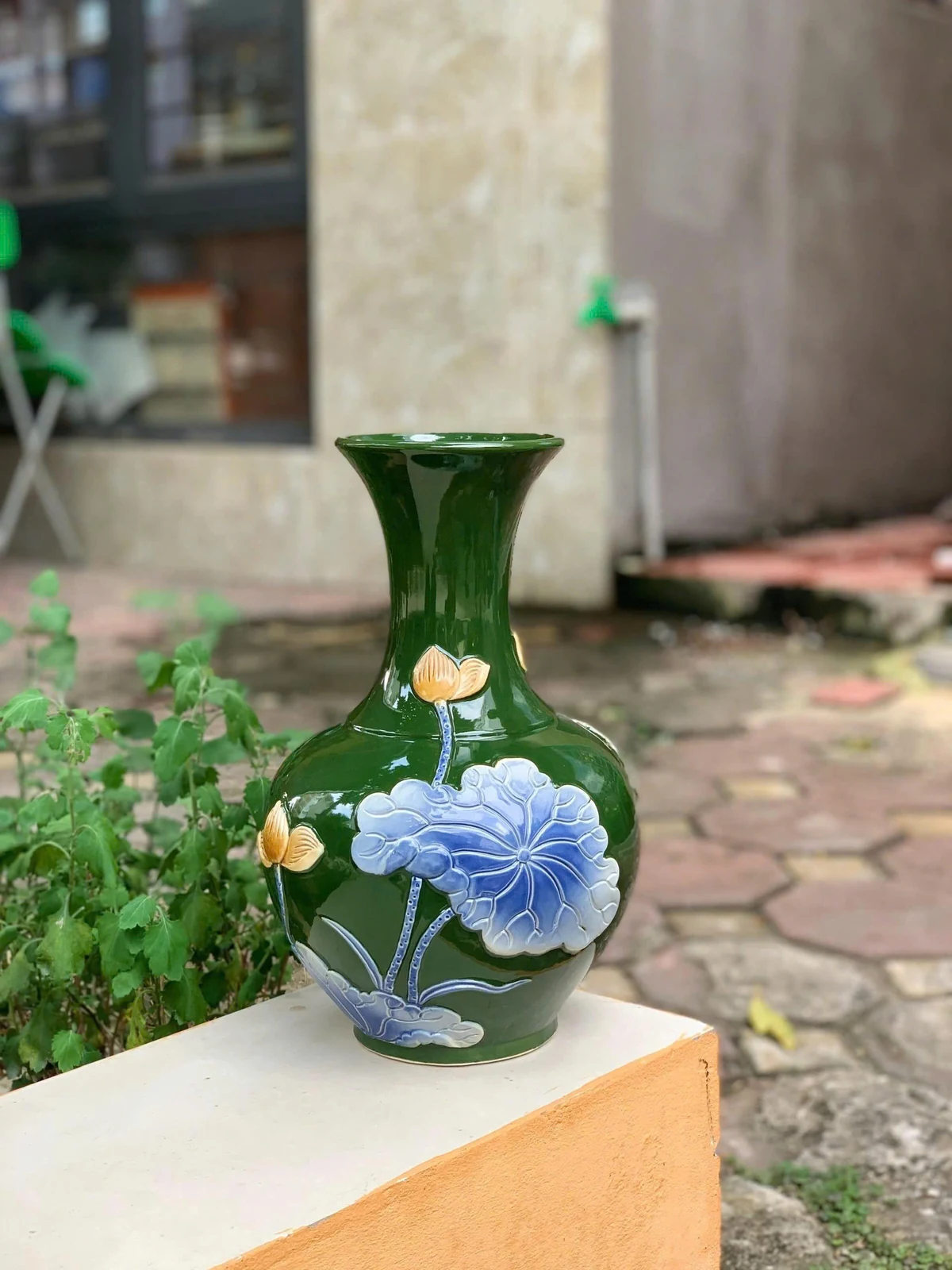 Mặt sau bình tỏi sen H35 xanh lá với lá xanh nổi và búp sen vươn lên cổ